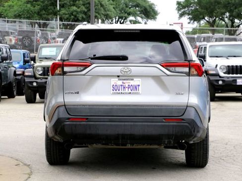 Used 2021 Toyota RAV4 XLE w/ Convenience Package FWD image 6
