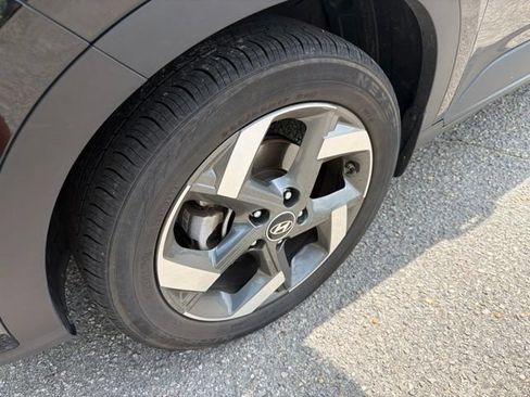 Used 2023 Hyundai Venue SEL FWD image 9