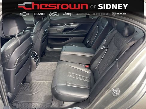 Used 2021 BMW 750i xDrive w/ Executive Package image 32