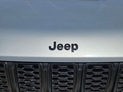 Used 2023 Jeep Grand Cherokee Altitude AWD/4WD image 10