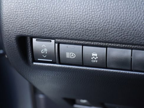 Used 2022 Toyota Venza LE image 14