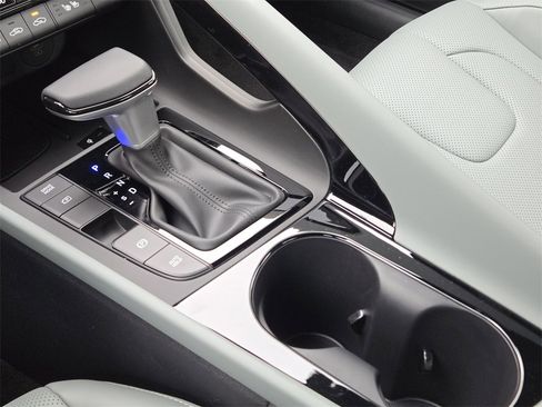 Used 2025 Hyundai Elantra Limited image 17