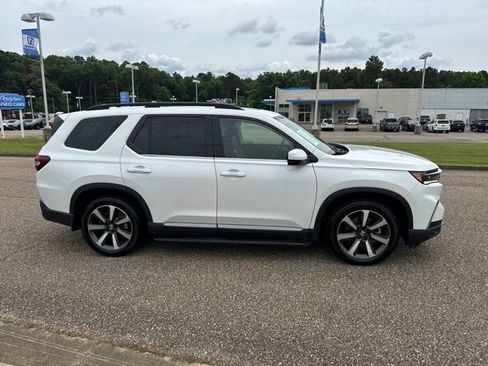 Used 2023 Honda Pilot Touring image 4