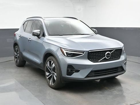 Used 2023 Volvo XC40 B5 Ultimate w/ Protection Package Premier AWD/4WD image 2