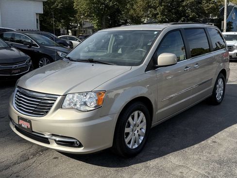 Used 2016 Chrysler Town & Country Touring w/ Driver Convenience Group image 4