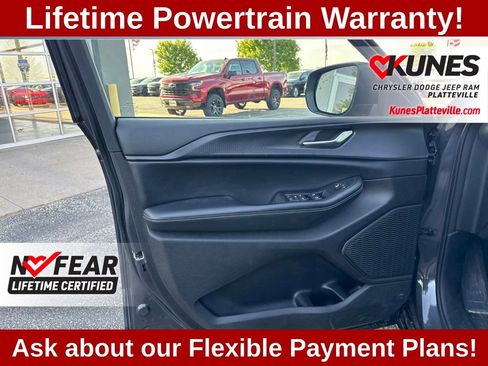 Used 2023 Jeep Grand Cherokee Laredo AWD/4WD image 10