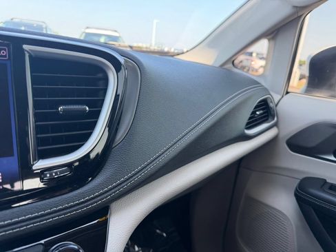 Used 2023 Chrysler Pacifica Touring-L FWD image 28