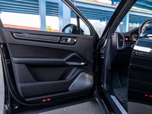 Certified 2023 Porsche Cayenne Turbo AWD/4WD image 40