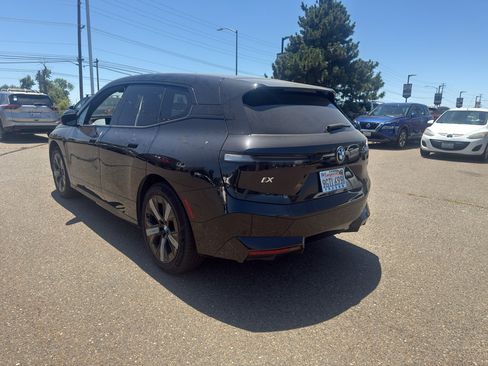 Used 2023 BMW iX xDrive50 w/ Sport Package AWD/4WD image 10