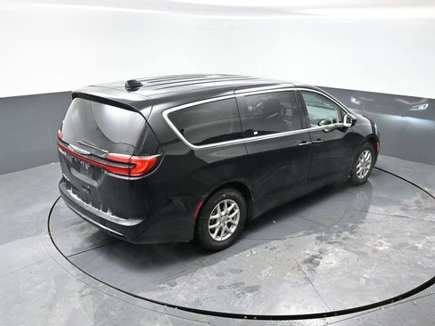 Used 2024 Chrysler Pacifica Touring-L image 14