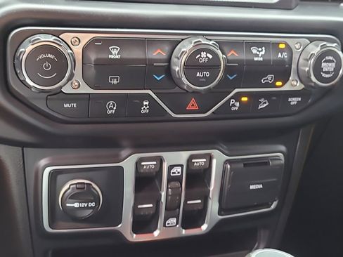 Certified 2019 Jeep Wrangler Unlimited Sahara AWD/4WD image 26