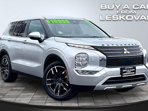 Used 2022 Mitsubishi Outlander SE image 1