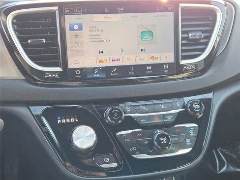 Certified 2025 Chrysler Pacifica Select image 28