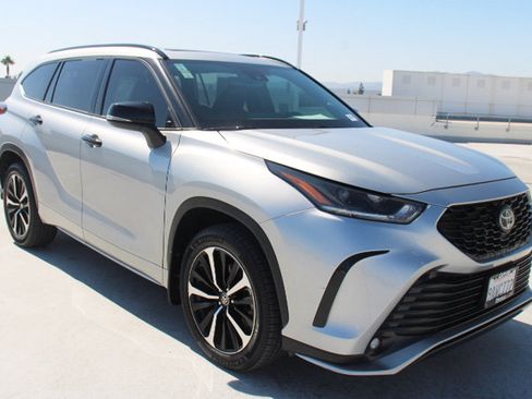 Used 2022 Toyota Highlander XSE AWD/4WD image 2