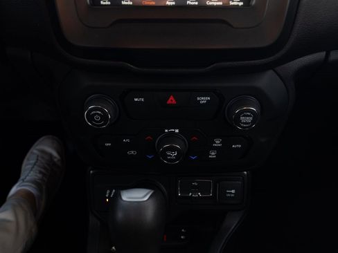 Used 2020 Jeep Renegade Latitude image 17