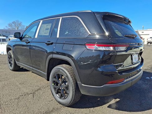 New 2026 Jeep Grand Cherokee Laredo image 4
