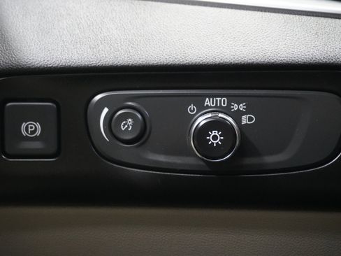 Used 2019 Buick Enclave Essence image 24