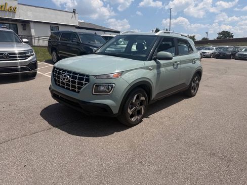 Used 2025 Hyundai Venue SEL FWD image 2