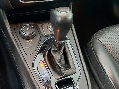 Used 2019 Jeep Cherokee Limited AWD/4WD image 24