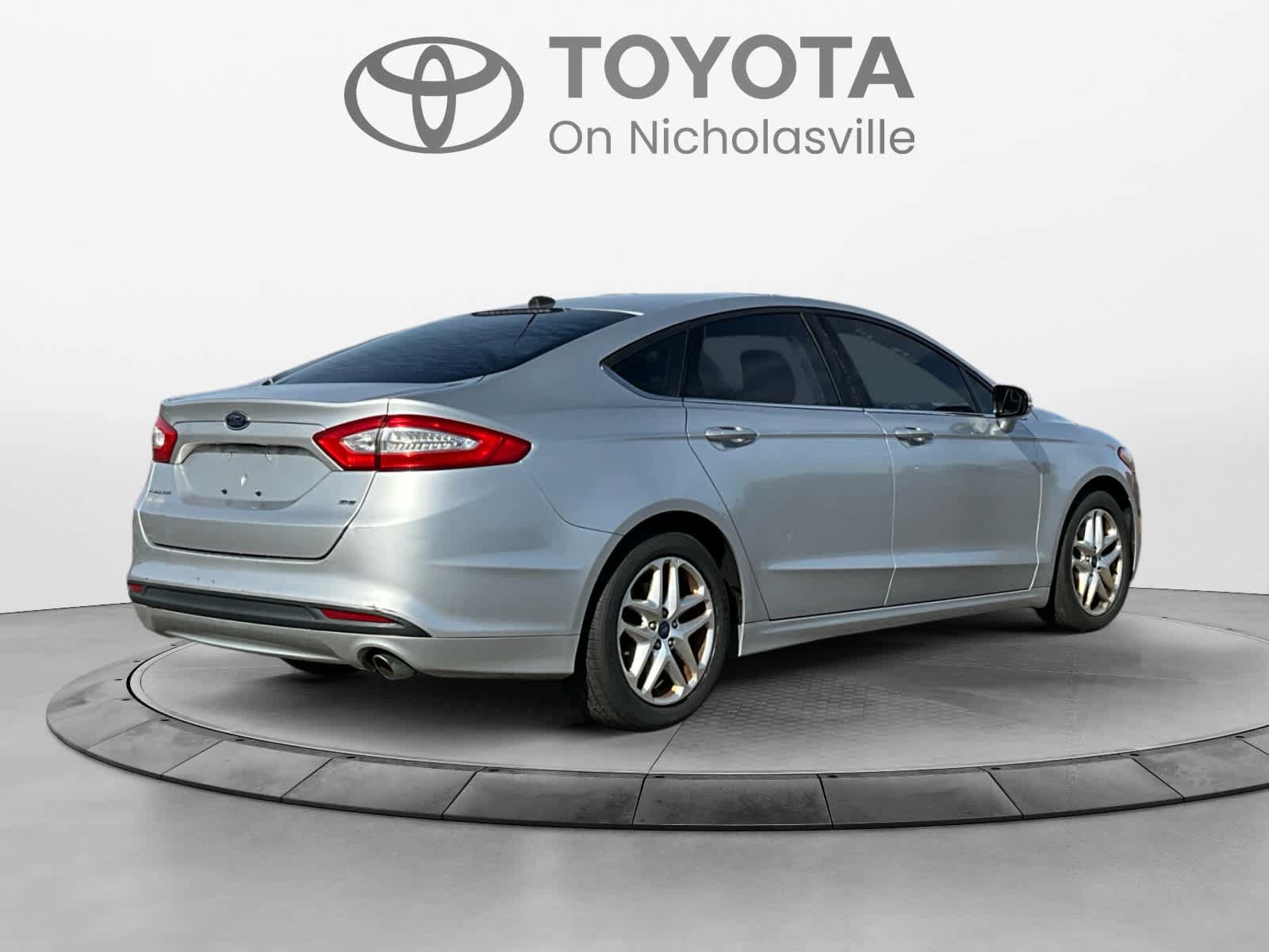 Used 2013 Ford Fusion SE FWD image 5