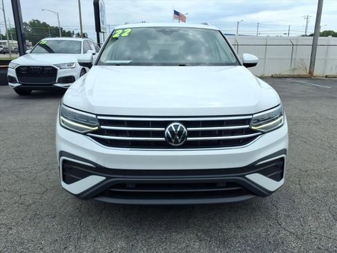 Used 2022 Volkswagen Tiguan SE w/ Panoramic Sunroof Package FWD image 2