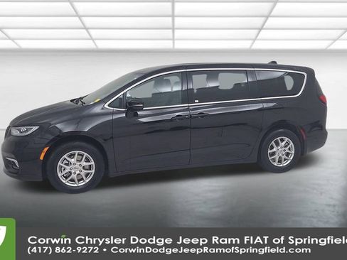 Certified 2025 Chrysler Pacifica Select image 8