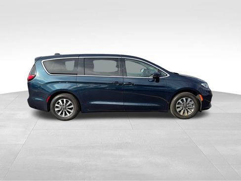 Used 2023 Chrysler Pacifica Touring-L image 9