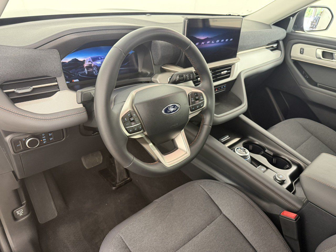 Used 2025 Ford Explorer Active AWD/4WD image 17