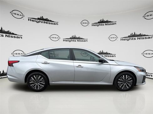 Used 2024 Nissan Altima 2.5 SV image 6