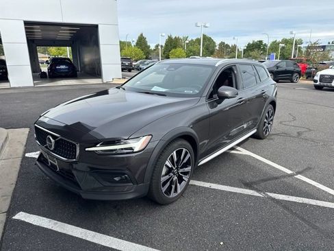 Used 2024 Volvo V60 B5 Cross Country Ultimate AWD/4WD image 2