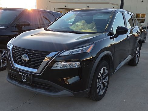 Used 2023 Nissan Rogue SV image 2