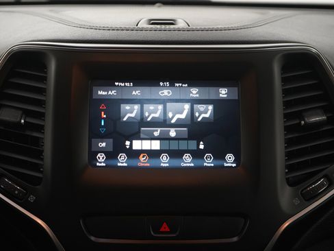 Used 2019 Jeep Cherokee Latitude Plus w/ Cold Weather Group FWD image 17
