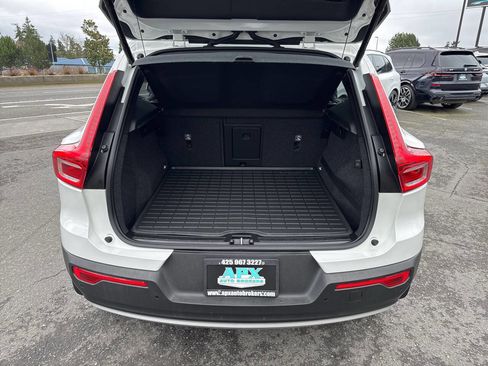 Used 2019 Volvo XC40 T5 Momentum image 5