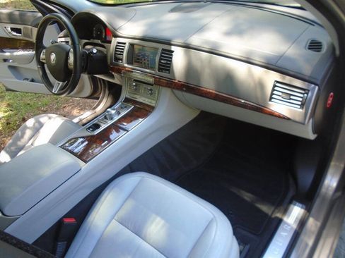 Used 2009 Jaguar XF Luxury RWD image 25