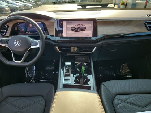 Used 2025 Volkswagen Atlas SE FWD image 9