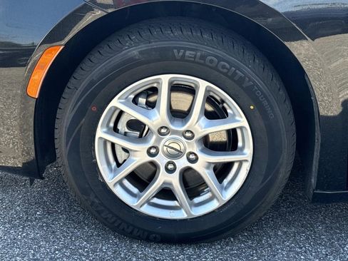 Used 2023 Chrysler Pacifica Touring-L image 11