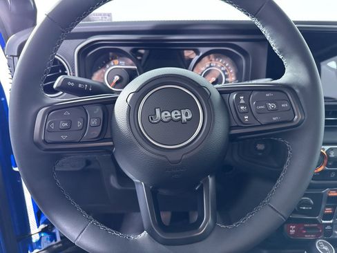 Used 2025 Jeep Gladiator Mojave w/ Convenience Group AWD/4WD image 21