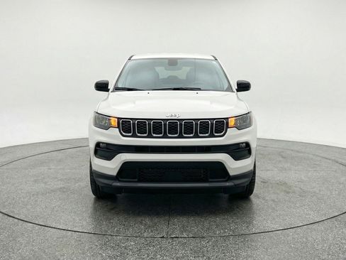 Used 2025 Jeep Compass Latitude AWD/4WD image 2