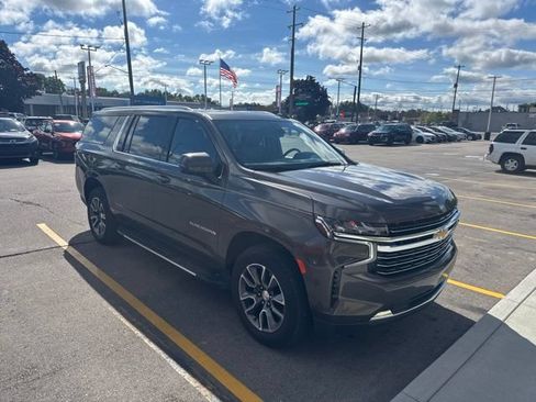 Used 2021 Chevrolet Suburban LT w/ LT Signature Package AWD/4WD image 3