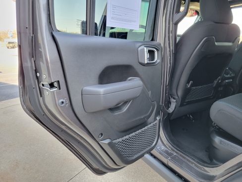 Used 2025 Jeep Wrangler Unlimited Rubicon 4xe w/ Convenience Group AWD/4WD image 18