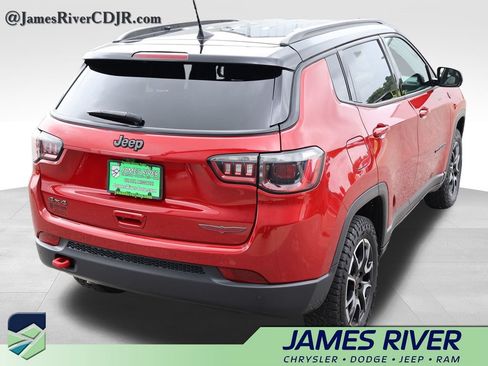 Used 2025 Jeep Compass Trailhawk AWD/4WD image 5