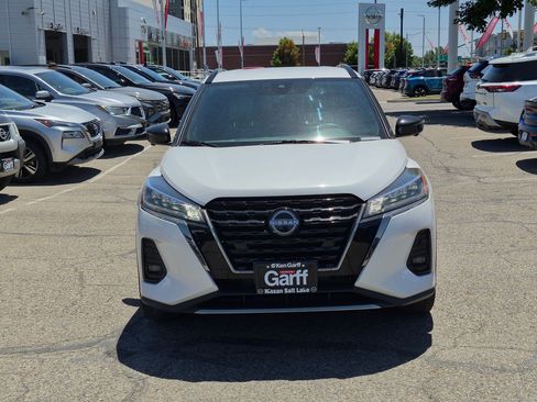 Used 2024 Nissan Kicks SR w/ SR Premium Package FWD image 11