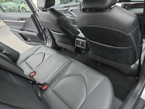 Used 2020 Toyota Camry XLE w/ Sunroof Package FWD image 11