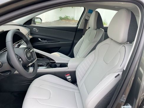 New 2025 Hyundai Elantra Limited image 36