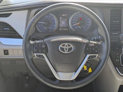 Used 2018 Toyota Sienna LE image 13