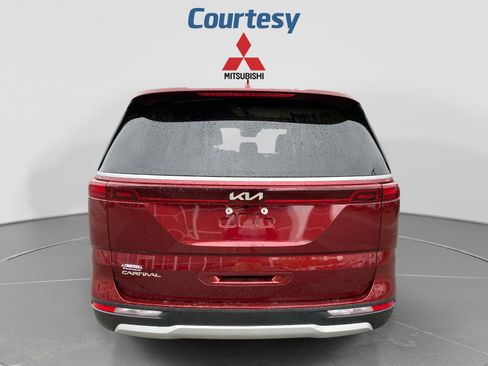 Used 2024 Kia Carnival LX FWD image 4