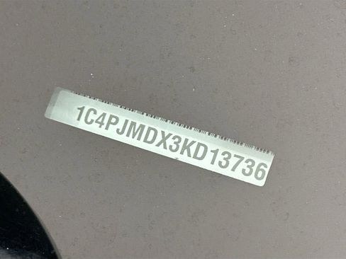 Used 2019 Jeep Cherokee Limited image 31