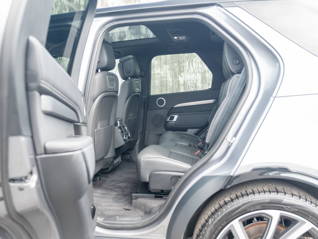 Used 2024 Land Rover Discovery Dynamic SE AWD/4WD image 33