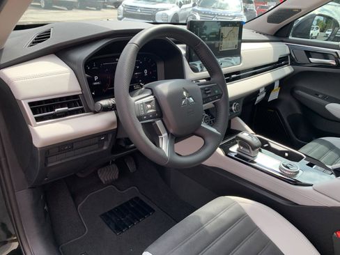 New 2025 Mitsubishi Outlander SE image 12