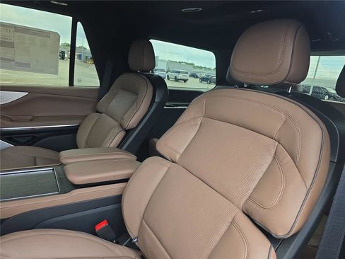 New 2026 Lincoln Navigator Black Label AWD/4WD image 17
